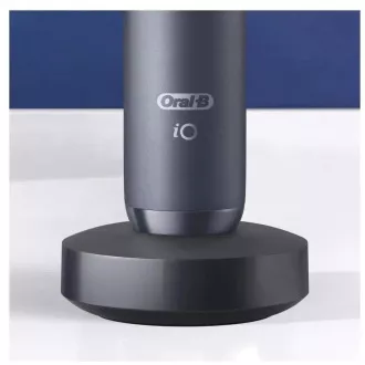 Oral-B iO7 Black Onyx elektrische Zahnbürste, magnetisch, 5 Betriebsarten, Timer, Drucksensor, Etui, schwarz Oral-B iO7 Black Onyx elektrische Zahnbürste, magnetisch, 5 Betriebsarten, Timer, Drucksensor, Etui, schwarz