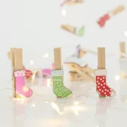Eurolamp LED-Lichterkette mit Holzsocken mit Verschluss, warmweiß, 20 LEDs, 1 Stück