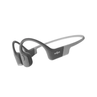 Shokz OpenRun Bluetooth-Kopfhörer vor den Ohren, grau