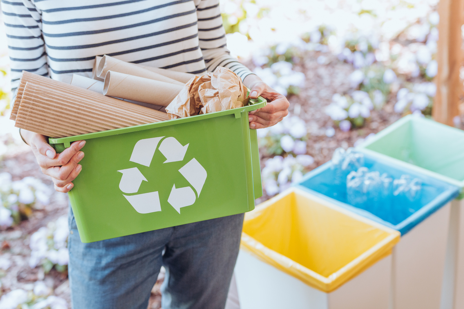 Recycling-Box voller Produkte aus recyceltem Papier.