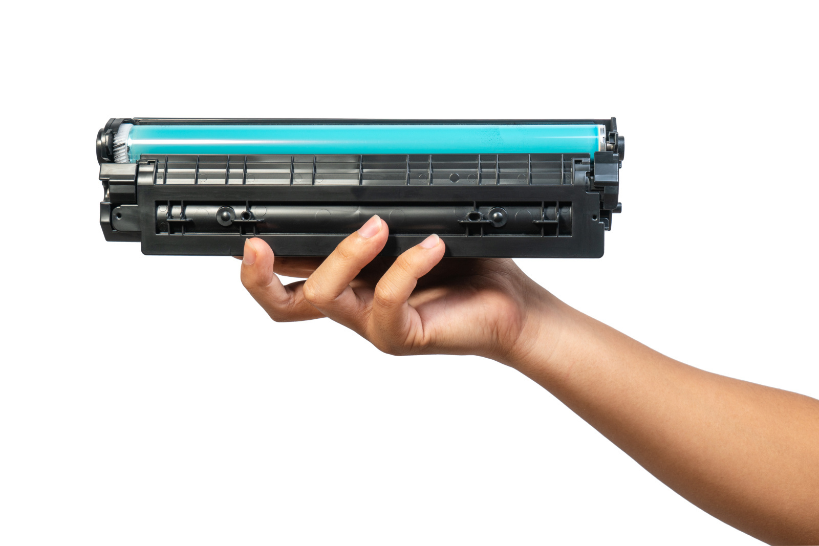 Eine Hand hält eine Tonerkassette, die zum Einsetzen in einen Laserdrucker bereit ist.