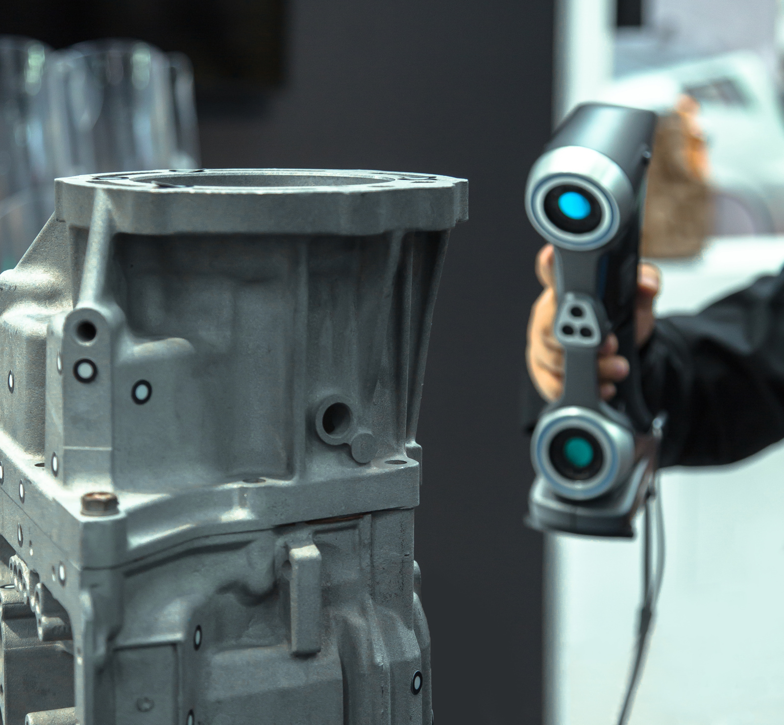 3D-Scanner scannt einen Teil eines Motors.